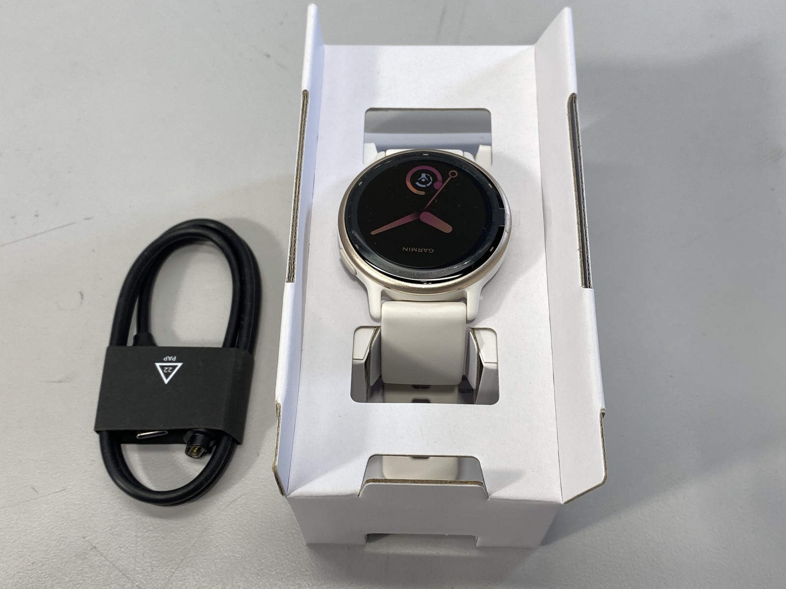 Garmin Vívoactive 5 GPS Smartwatch 42 mm Fiber-reinforced Polymer- Gold/Ivory
