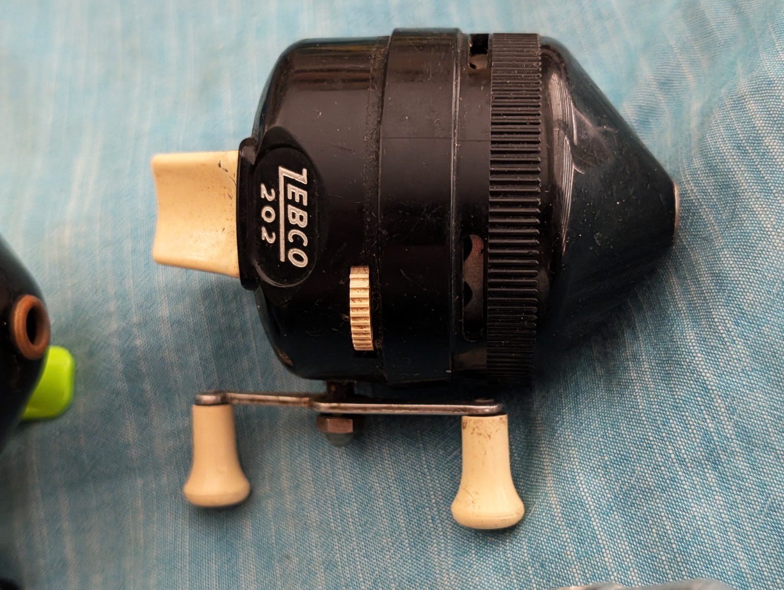 4 Spincast Reels: 2 DAIWA, 1 202, 1 HOT REELS, may need cleaning-lube-new line