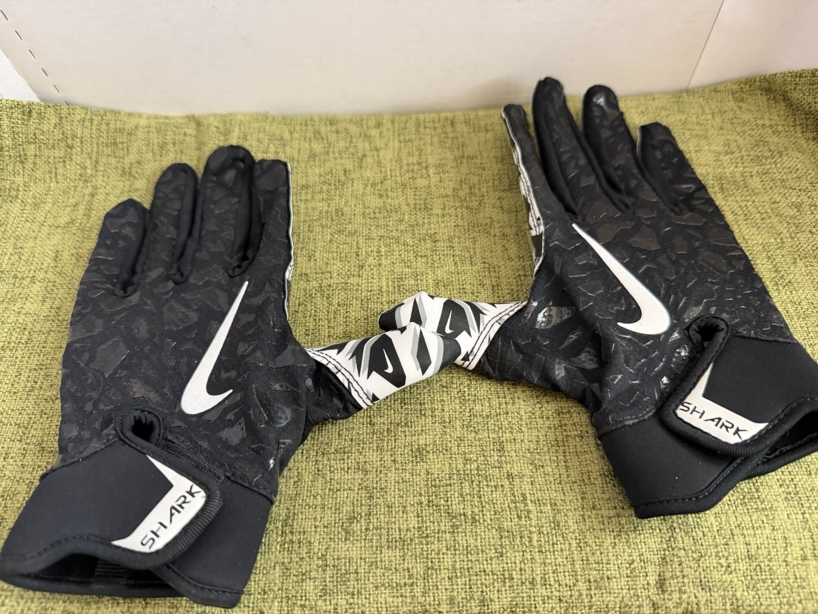 Nike Shark 2.0 Football Gloves Youth Large Black