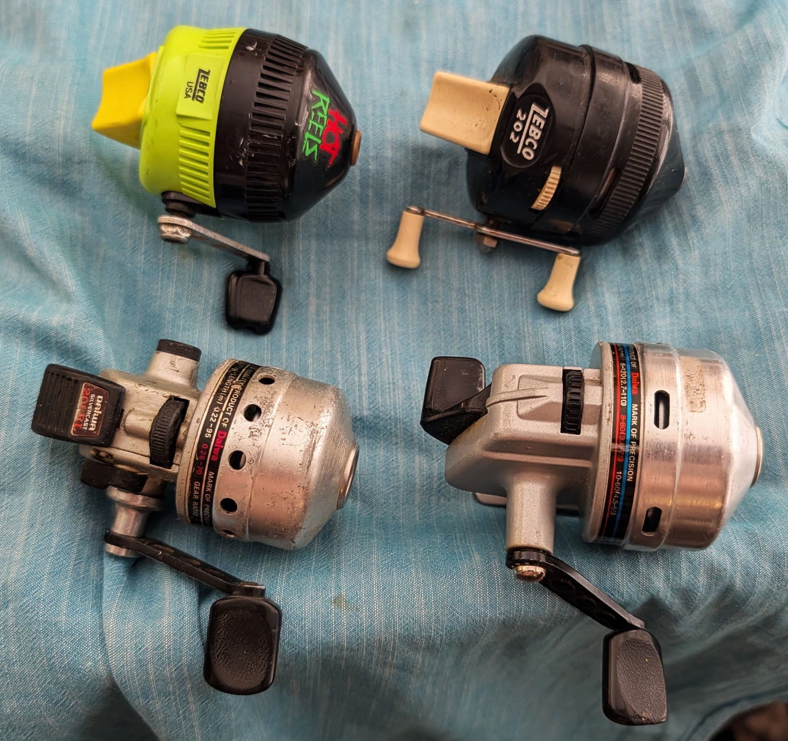 4 Spincast Reels: 2 DAIWA, 1 202, 1 HOT REELS, may need cleaning-lube-new line