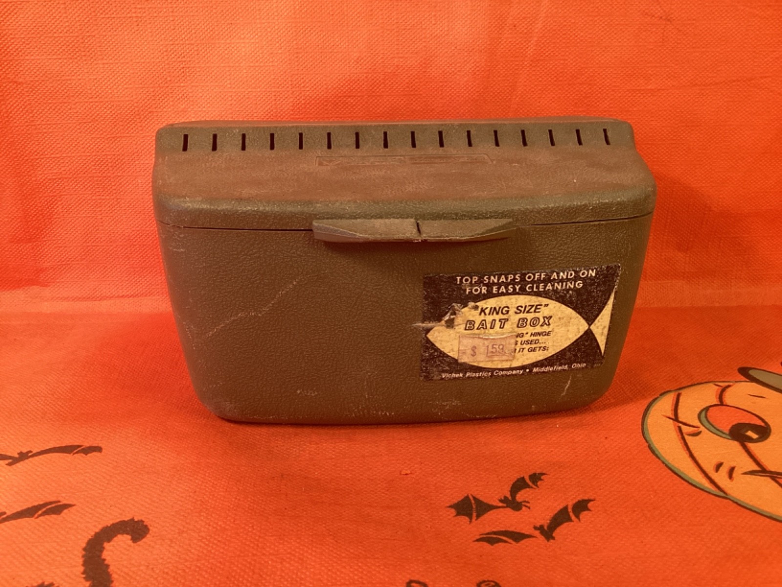 VINTAGE PLASTIC BELT BAIT BOX VICHEK ORIG LABEL TAGS GREEN KING SIZE USA MADE
